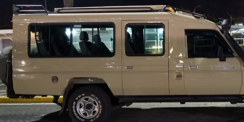 4x4 Toyota Land Cruiser safari vehicle with pop-up roof used by Cruzeiro Safaris Kenya for wildlife safaris across Maasai Mara, Amboseli, Samburu, Lake Nakuru, and Kenya's national parks.
